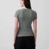 Camiseta moderna de cuello redondo