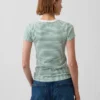 Camiseta moderna de cuello redondo