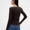 Camiseta moderna de cuello redondo