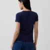 Camiseta moderna de cuello redondo