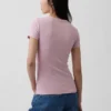 Camiseta moderna de cuello redondo
