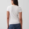 Camiseta moderna de cuello redondo