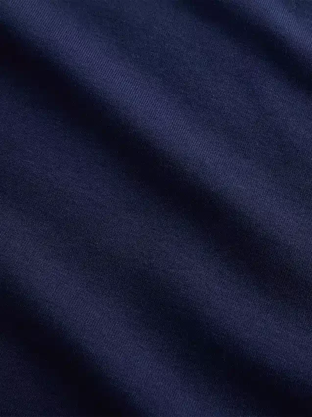 Camiseta moderna de cuello redondo