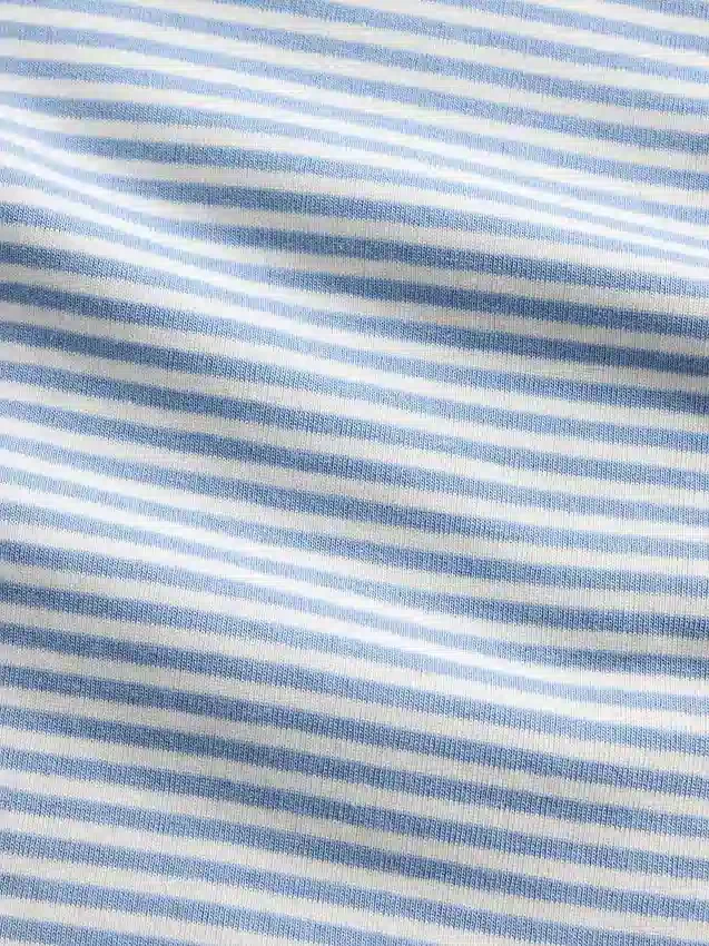 Camiseta moderna de cuello redondo