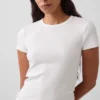 Camiseta moderna de cuello redondo