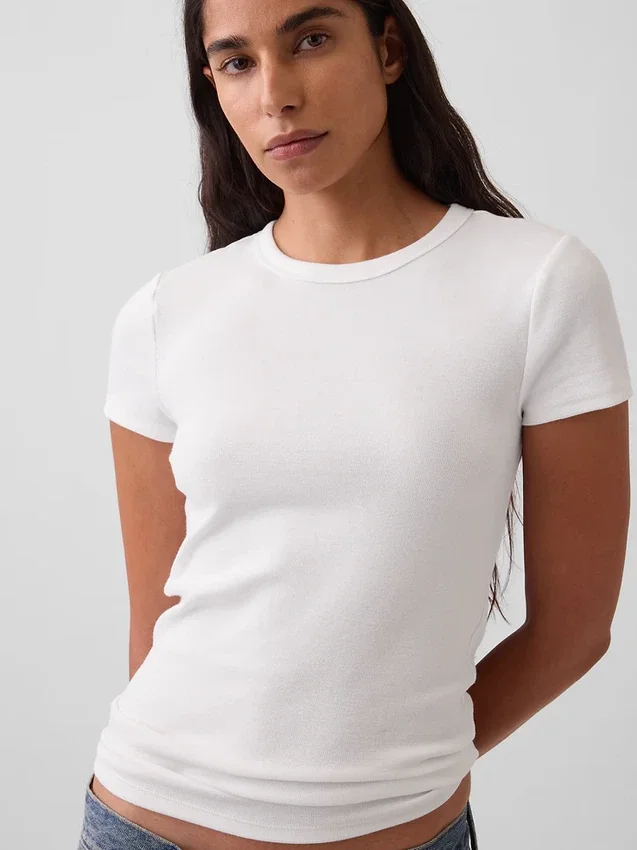 Camiseta moderna de cuello redondo
