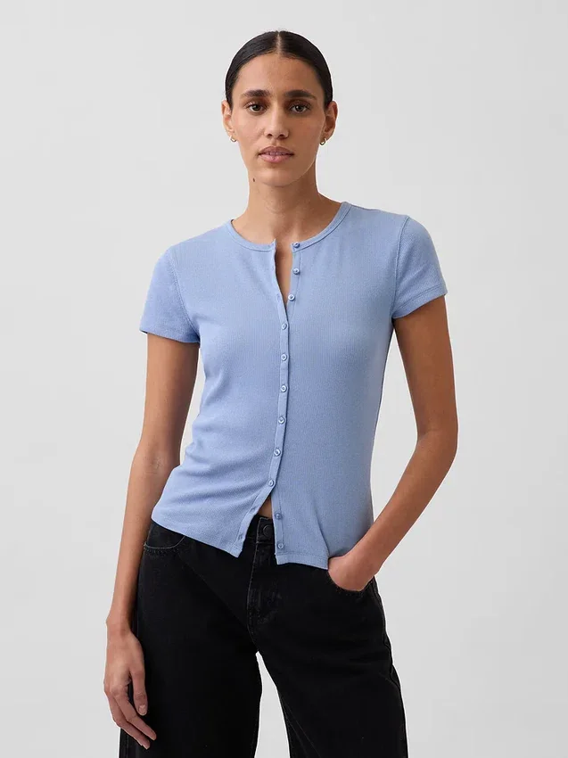 Camiseta moderna de cuello redondo con botones y tejido acanalado