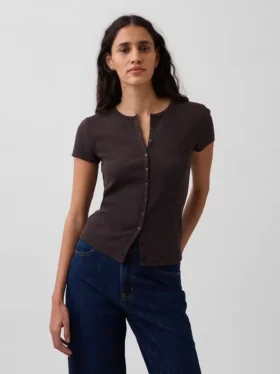 Camiseta moderna de cuello redondo con botones y tejido acanalado