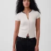 Camiseta moderna de cuello redondo con botones y tejido acanalado
