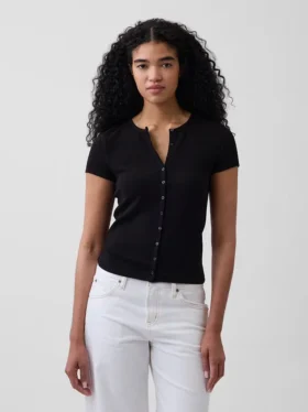 Camiseta moderna de cuello redondo con botones y tejido acanalado