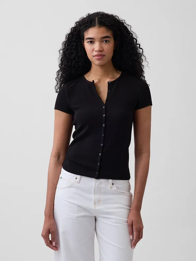 Camiseta moderna de cuello redondo con botones y tejido acanalado