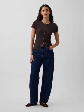 Camiseta moderna de cuello redondo con botones y tejido acanalado