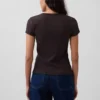 Camiseta moderna de cuello redondo con botones y tejido acanalado