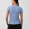 Camiseta moderna de cuello redondo con botones y tejido acanalado