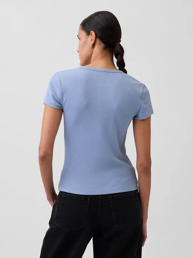 Camiseta moderna de cuello redondo con botones y tejido acanalado