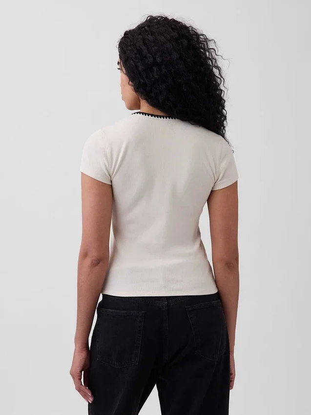 Camiseta moderna de cuello redondo con botones y tejido acanalado