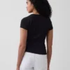 Camiseta moderna de cuello redondo con botones y tejido acanalado