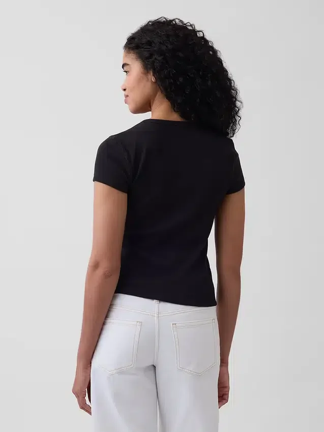 Camiseta moderna de cuello redondo con botones y tejido acanalado