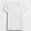 Camiseta moderna de cuello redondo con botones y tejido acanalado