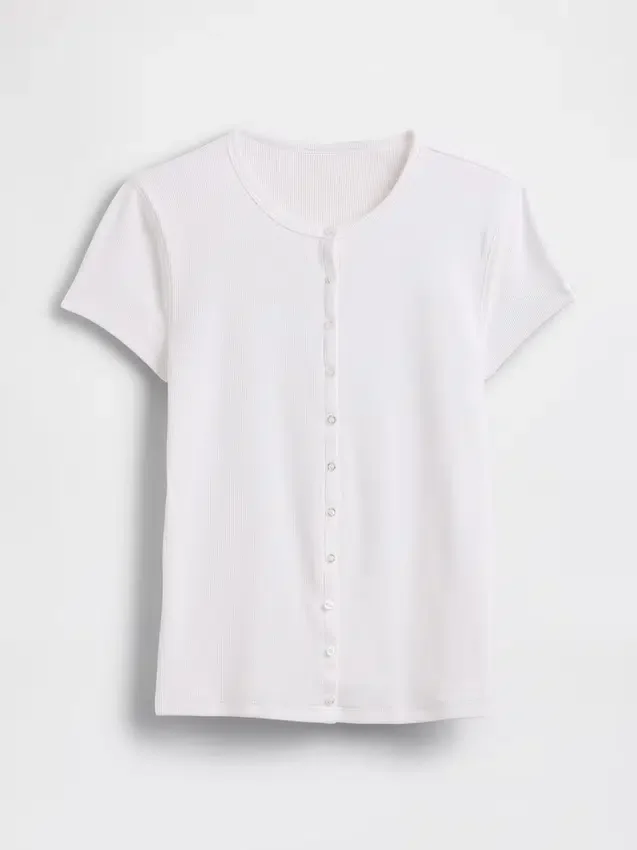 Camiseta moderna de cuello redondo con botones y tejido acanalado