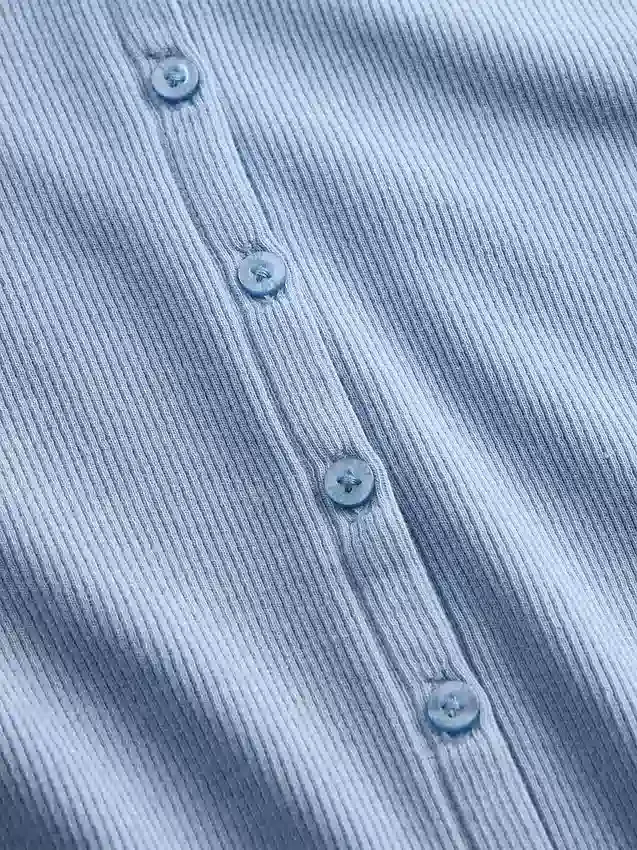 Camiseta moderna de cuello redondo con botones y tejido acanalado