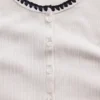 Camiseta moderna de cuello redondo con botones y tejido acanalado