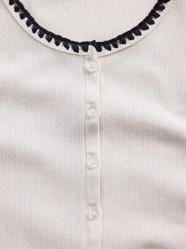 Camiseta moderna de cuello redondo con botones y tejido acanalado