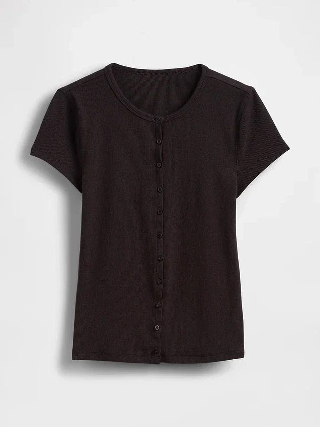 Camiseta moderna de cuello redondo con botones y tejido acanalado