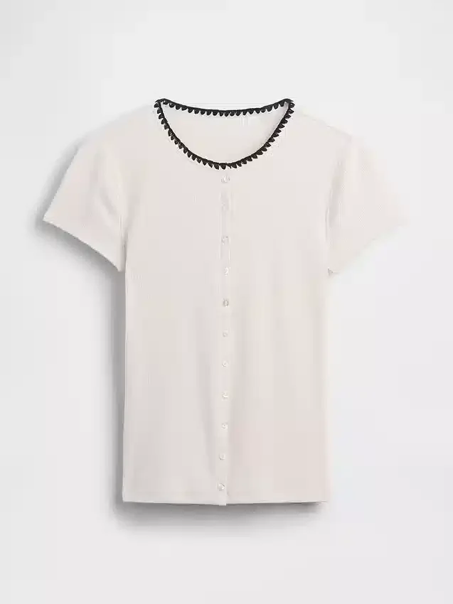 Camiseta moderna de cuello redondo con botones y tejido acanalado