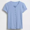 Camiseta moderna de cuello redondo con botones y tejido acanalado
