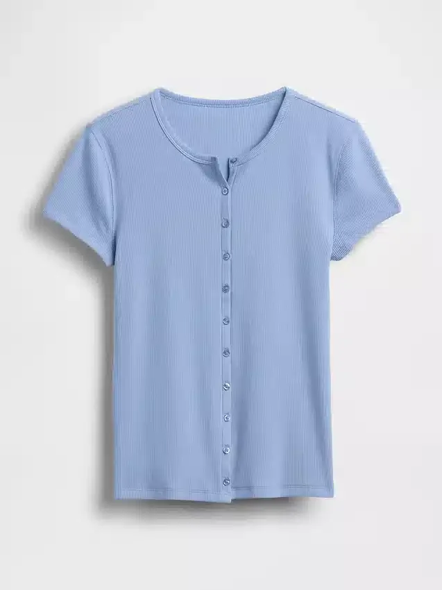 Camiseta moderna de cuello redondo con botones y tejido acanalado