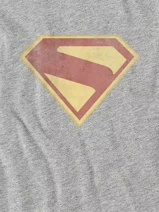 Camiseta para niños con el logotipo de Superman 2025 y diseño gráfico desgastado a todo color