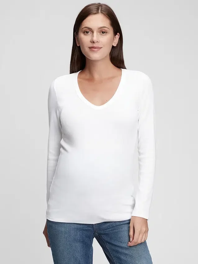 Camiseta premamá moderna con cuello en V