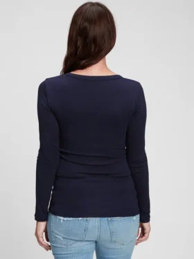 Camiseta premamá moderna con cuello en V