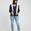 Camiseta premamá moderna con cuello en V