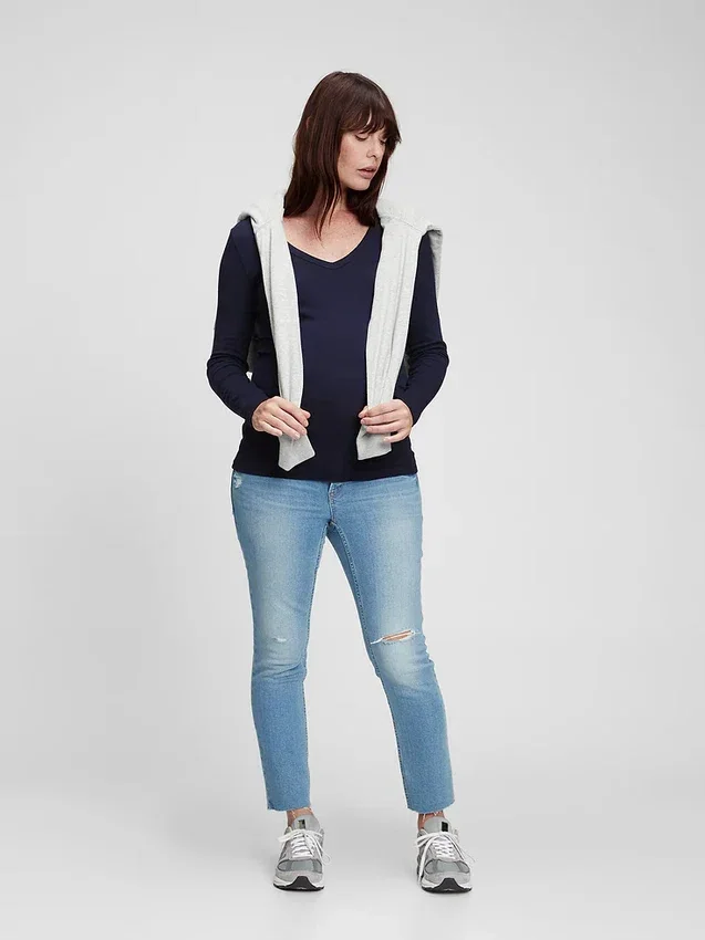 Camiseta premamá moderna con cuello en V