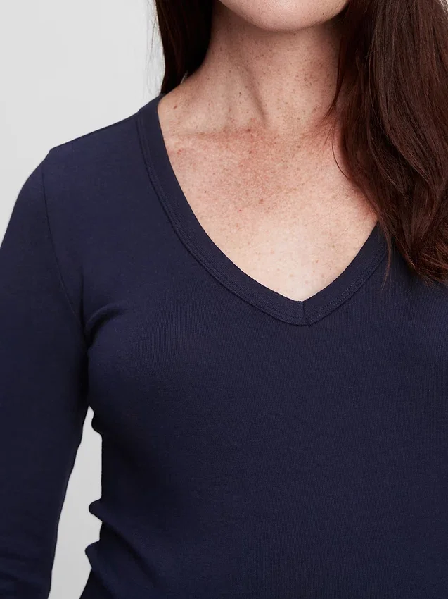 Camiseta premamá moderna con cuello en V