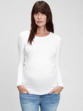 Camiseta premamá moderna de cuello redondo