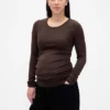 Camiseta premamá moderna de cuello redondo