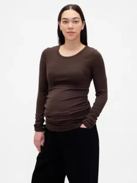 Camiseta premamá moderna de cuello redondo