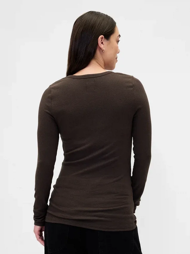 Camiseta premamá moderna de cuello redondo