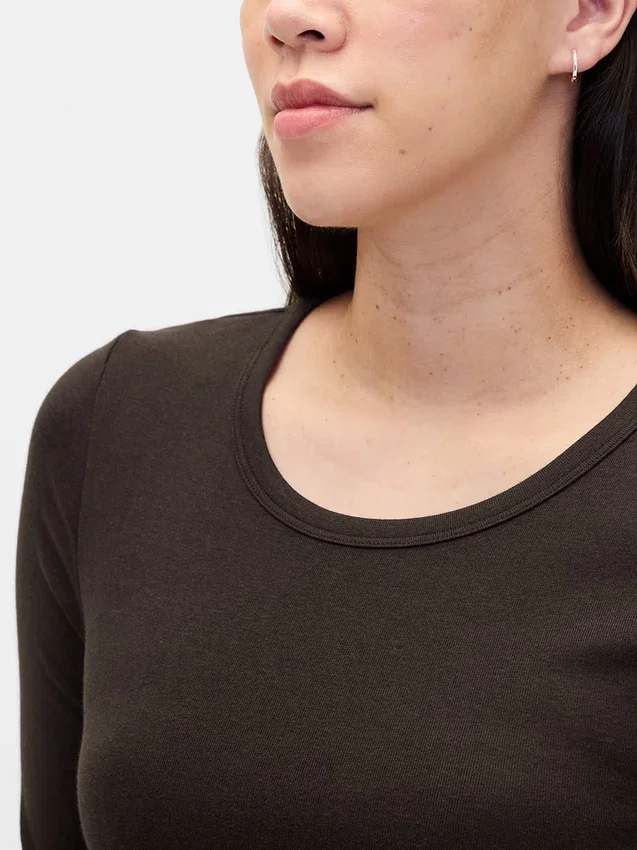 Camiseta premamá moderna de cuello redondo