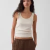 Camiseta sin mangas con cuello redondo acanalado