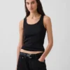 Camiseta sin mangas con cuello redondo acanalado
