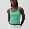 Camiseta sin mangas con cuello redondo acanalado