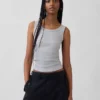 Camiseta sin mangas con cuello redondo acanalado