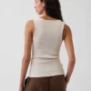 Camiseta sin mangas con cuello redondo acanalado