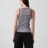 Camiseta sin mangas con cuello redondo acanalado