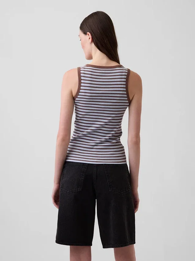 Camiseta sin mangas con cuello redondo acanalado