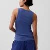 Camiseta sin mangas con cuello redondo acanalado